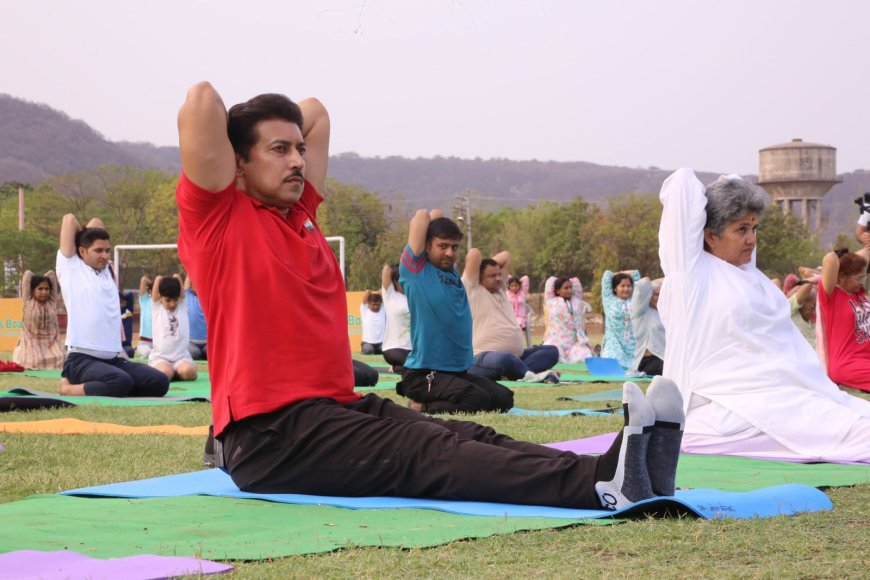अंतर्राष्ट्रीय योग दिवस पर कैबिनेट मंत्री कर्नल राज्यवर्धन राठौड़ ने किया योग