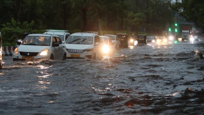 डूबी दिल्ली, रोड पर पानी में तैरती नजर आई कार