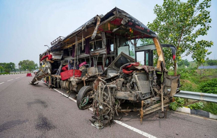 उन्नाव में भीषण हादसा, डबल डेकर बस और टैंकर की टक्कर, 18 यात्रियों की मौत, 19 घायल