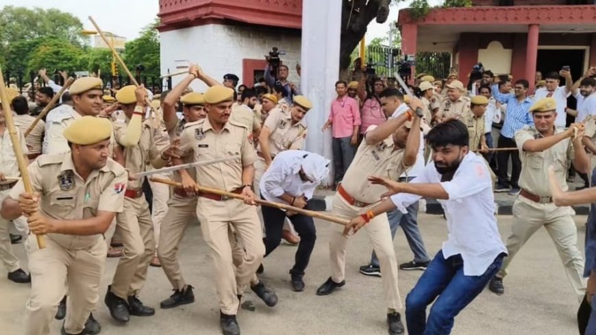 छात्रसंघ चुनाव बहाल कराने के लिए यूनिवर्सिटी में छात्रों का प्रदर्शन