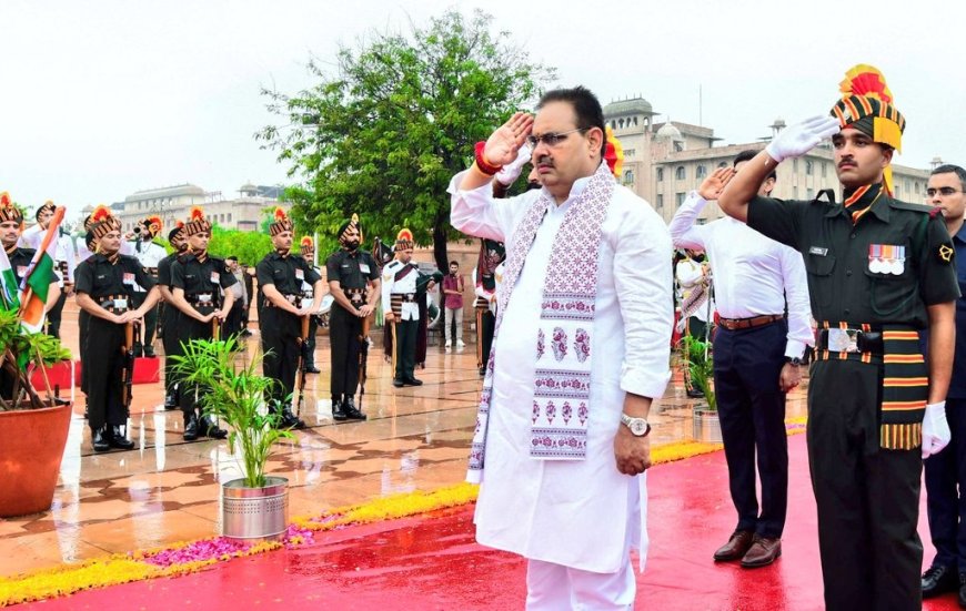 अमर जवान ज्योति पर वीर शहीदों को श्रद्धांजलि दी