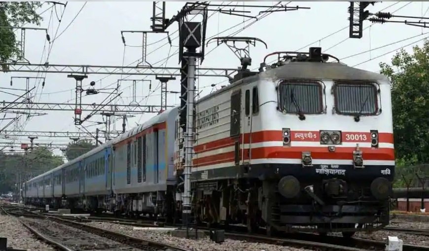गुजरात में भारी बारिश के कारण वडोदरा मंडल पर ट्रैक पर पानी भर गया