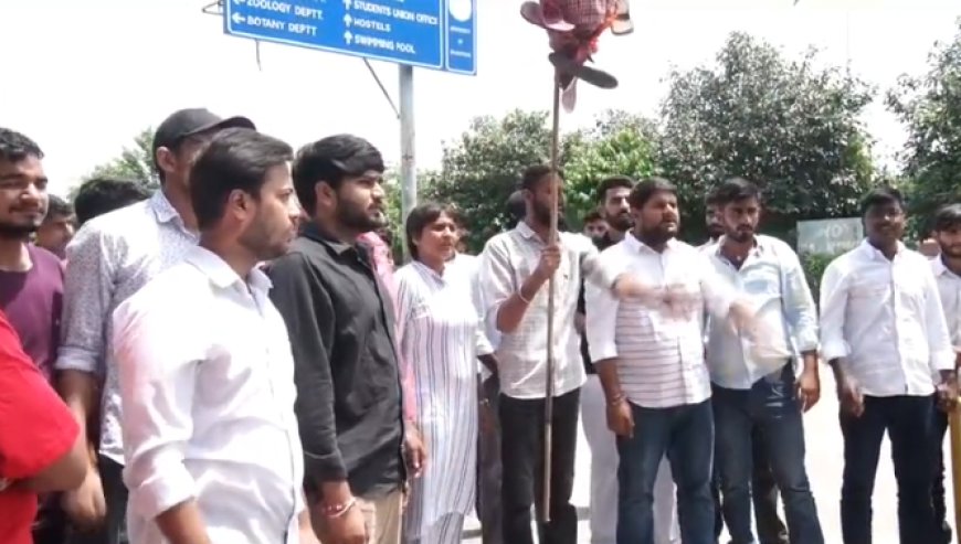 विश्वविद्यालय गेट पर NSUI का प्रदर्शन, सरकार के खिलाफ नारेबाजी