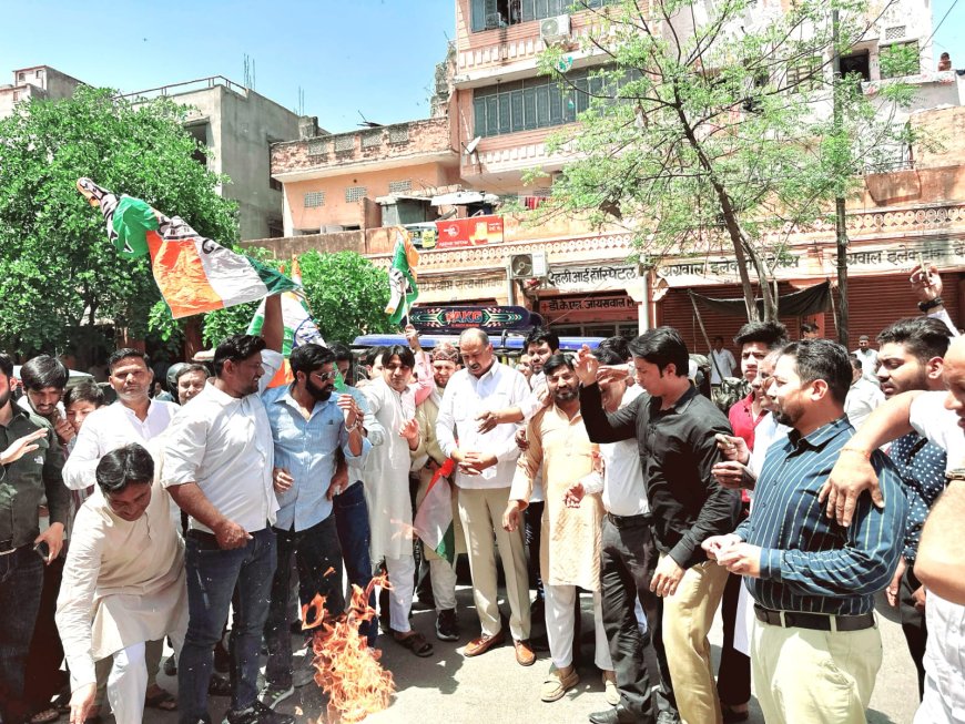 ईडी की कार्रवाई के विरोध में कांग्रेस का हल्लाबोल, फूंका भाजपा व ईडी का पुतला