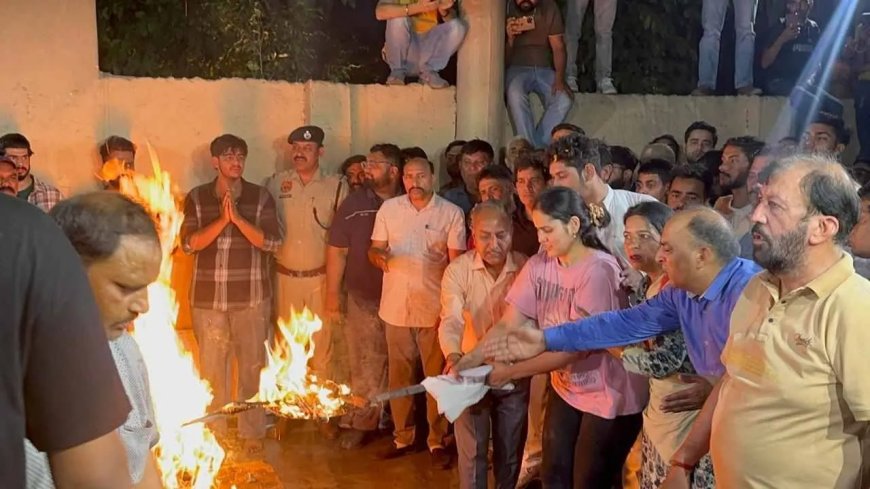 जम्मू-कश्मीर के पहलगाम आतंकी हमले के शहीदों को अंतिम विदाई, देश भर में उमड़ा जनसैलाब